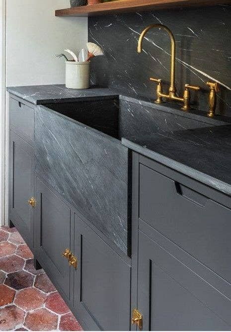 This gorgeous farmhouse sink that taught me what Kendall charcoal is and that I need it in my tiny apartment. 23 Insanely Gorgeous Sinks You're Going To See All Over Pinterest White Apron Sink, Rustic Sink, Trendy Farmhouse, Interior Boho, Apron Sink, Black Sink, Farmhouse Windows, Marble Counter, Dark Cabinets