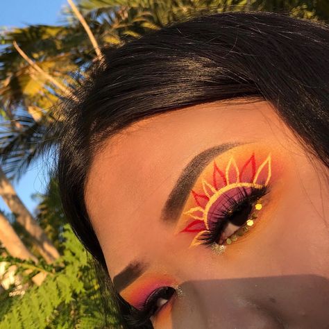 Colorful Eye Makeup Eyeliner, Hawaiian Eyeshadow Looks, Hawaiian Makeup Look, Hawaiian Makeup, Sunrise Makeup, Windows To The Soul, Bright Eye Makeup, Cute Eye Makeup, Face Art Makeup