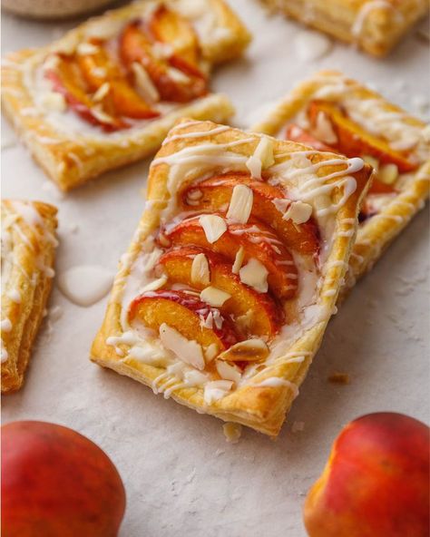 This Puff Pastry Peach Danish recipe is super simple to make; it's crunchy and soft, with a layer of cream cheese filling, sugared peaches with a hint of cinnamon, and topped with sugar icing and almonds #dessert #recipes #puffpastry #danishpastry #peach Peach Danish, Peach Puff Pastry, Peaches Cream Cheese, Cream Cheese Puff Pastry, Puff Pastry Cream Puffs, Puff Pastry Desserts, Cream Cheese Danish, Easy Puff Pastry, Danish Pastry