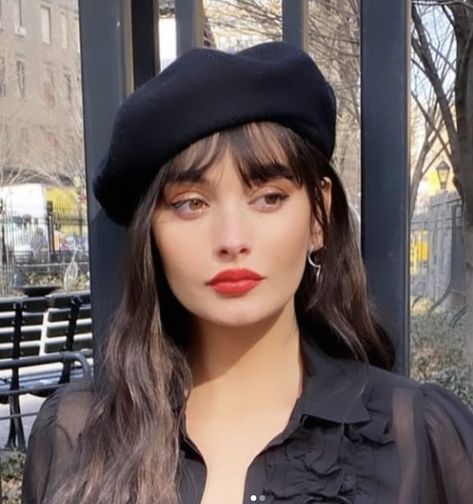 Beret Hat Style, Hats With Bangs, Beret With Bangs, Aesthetic Beret, Berrets Outfits, Beret Hairstyles, French Hat Outfit, Beret Aesthetic, Parisian Makeup Look