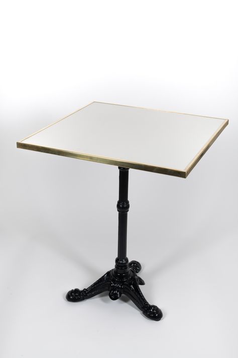 La table carrée de terrasse blanche est très tendance. Son style moderne lui vient de son plateau épuré blanc au cerclage doré qui contraste avec son pied noir. Le plateau en aggloméré monobloc vernis est conçu pour résister aux aléas de la vie d’une terrasse de restaurant tels que les chocs, l’humidité ou les UV. Son piétement à 3 pieds est en fonte et dispose de 3 patins à vis. Table Restaurant, Table Bistrot, Restaurant Table, Son Style, Style Moderne, Drafting Desk, Dining Table, Desk, Restaurant