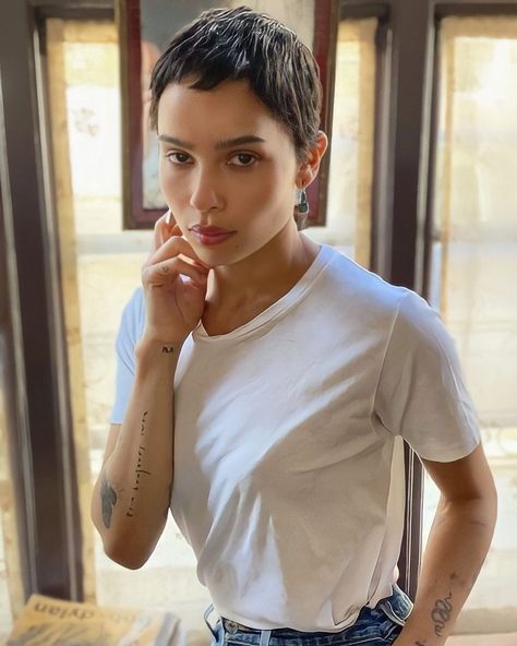 Zoe Kravitz Short Hair, Zoe Isabella Kravitz, Crop Hair, Cut Her Hair, Zoe Kravitz, Aesthetic Women, Buzz Cut, Short Blonde Hair, Hair Journey