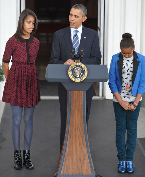 A Look Back At Malia And Sasha Obama's First Daughter Style | Teen Vogue Barak And Michelle Obama, Obama Daughter, Barack Obama Family, Malia And Sasha, Sasha Obama, Malia Obama, Michelle And Barack Obama, Style Transformation, Obama Family