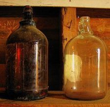 craft ideas for glass jugs Glass Jugs Decor Ideas, Glass Jugs Crafts, Wine Jug Crafts, Glass Jugs Decor, Glass Jar Diy, Jug Decor, Old Wine Bottles, Diy Beer, Glass Jug