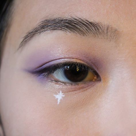 the eras tour makeup idea, purple eyeshadow, lavender haze from midnights taylor swift inspired makeup look, starry purple makeup ideas, purple eye makeup look, asian eye makeup, makeup for eyes with epicanthic fold, purple eyeshadow liner, glitter eyeshadow, white eyeliner, eyeliner stars makeup, makeup inspo, makeup inspiration, lavender purple makeup inspo, violet makeup ideas, lavender haze inspired eye makeup idea, asian makeup eyes hooded eyes Purple Eye Makeup Monolid, Cute Makeup Purple, Epicanthic Fold Eyeliner, Purple Makeup Looks Hooded Eyes, Purple Eyeshadow Simple, Lavender Haze Eye Makeup, Purple Easy Makeup, Light Purple Eyeliner, Makeup Ideas Lavender