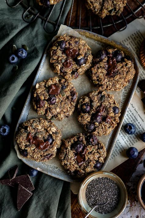 Almond Breakfast, Bowl Of Oatmeal, Dark Chocolate Nutrition, Breakfast Aesthetic, Raw Pumpkin Seeds, Peanut Butter Pumpkin, Roasted Pumpkin Seeds, Cookie Calories, Dried Apples