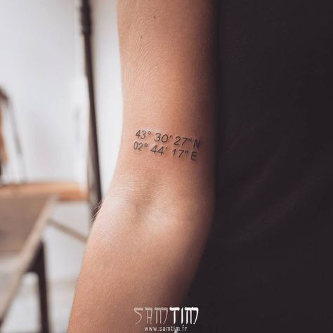 Gps Coordinates Tattoo, Coordinates Tattoo, Muster Tattoos, Geniale Tattoos, Shoulder Tattoos, Minimalist Tattoos, 1 Tattoo, Tattoo Set, Tattoo Lettering