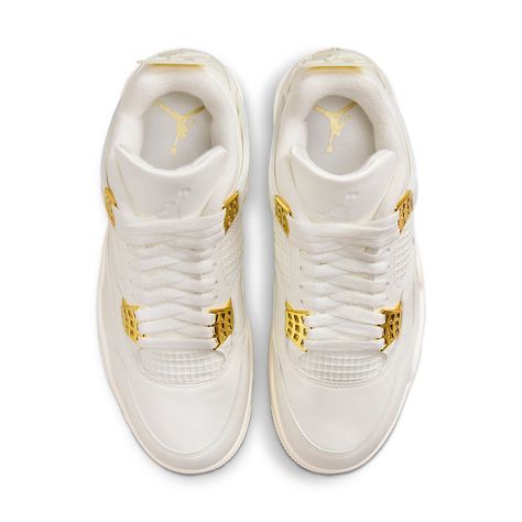 The (WMNS) Air Jordan 4 Retro 'Metallic Gold' exudes regal elegance. Its smooth leather upper boasts an off-white finish, complemented by metallic gold eyelets. The quarter panel features breathable netting, and the tongue showcases a debossed Jumpman logo. The plush collar and molded heel tab add comfort and style. Jordan 4 Retro Metallic, Air Jordans Women, Nike Fashion Shoes, Preppy Shoes, Pretty Shoes Sneakers, Jordan Shoes Retro, All Nike Shoes, Womens Air Jordans, Cute Nike Shoes