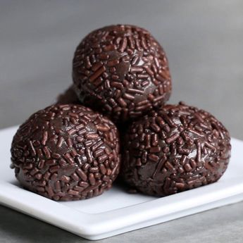 Classic Brigadeiros Recipe by Tasty Brazilian Sweets, Chocolate Videos, Chocolate Balls, Low Carb Vegetarian Recipes, Dessert Aux Fruits, Desserts Vegan, Chocolate Sprinkles, Chocolate Truffles, Delicious Chocolate