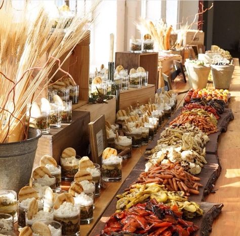 Della Terra Catering & Events Catering Food Displays, Gourmet Breakfast, Charcuterie Cheese, Catering Events, Charcuterie And Cheese Board, Wooden Boards, Catering Food, Food Displays, Buffet Food