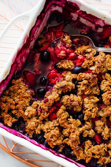 This delightful berry crisp recipe is the perfect summer dessert. Make it with strawberries, blueberries, raspberries and/or blackberries. It's gluten free and naturally sweetened, too! #berrycrisp #summerrecipe #dessert #glutenfree #cookieandkate Fruit Crumble Recipe, Homemade Crisps, Mixed Berry Crisp, Berry Crisp Recipe, Cheesecake Strawberries, Blueberry Crisp Recipe, Cookie And Kate, Berry Crisp, Pinterest Food