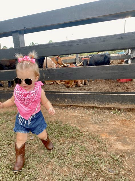 First Rodeo Birthday Party Girl Outfit, Cowgirl Birthday Outfit, Cowgirl Birthday Cakes, Baby Cowgirl Outfits, Baby First Birthday Themes, Rodeo Outfit, Rodeo Girls, Summer Party Outfit, Cowgirl Birthday