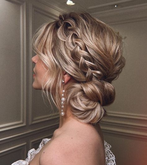 Braid and Side Bun for Bridesmaid Hair Side Plaits, Bridesmaid Hair Side, Bridemaids Hairstyles, Side Bun Hairstyles, Side Braids, Side Updo, Perfect Bun, Side Bun, Braid Inspiration