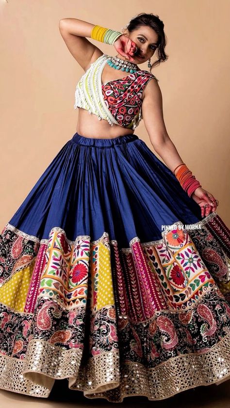 Lehenga For Navratri, Bridal Lehenga Design, Dandiya Dress, Navratri Lehenga, Chaniya Choli Designs, Garba Dress, Navratri Garba, Wedding Trousseau, Lehenga Design