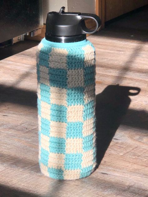 Picture of a crocheted green and white checkered bottle sleeve for my hydroflask. Bottle Sleeve Crochet, Checkered Water Bottle Holder Crochet, Water Bottle Case Crochet, Crochet Bottle Sleeve, Hydroflask Crochet, Crochet Inspo Ideas, Aesthetic Crochet Ideas, Checker Crochet, Hydroflask Aesthetic