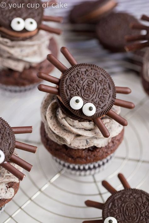 Halloween Oreo Spider Cupcakes that kids can help make Oreo Spiders, Donat Glaze, Kids Cupcakes, Menu Halloween, Spooky Halloween Desserts, Halloween Food Cupcakes, Spider Cupcakes, Halloween Oreos, Dessert Halloween