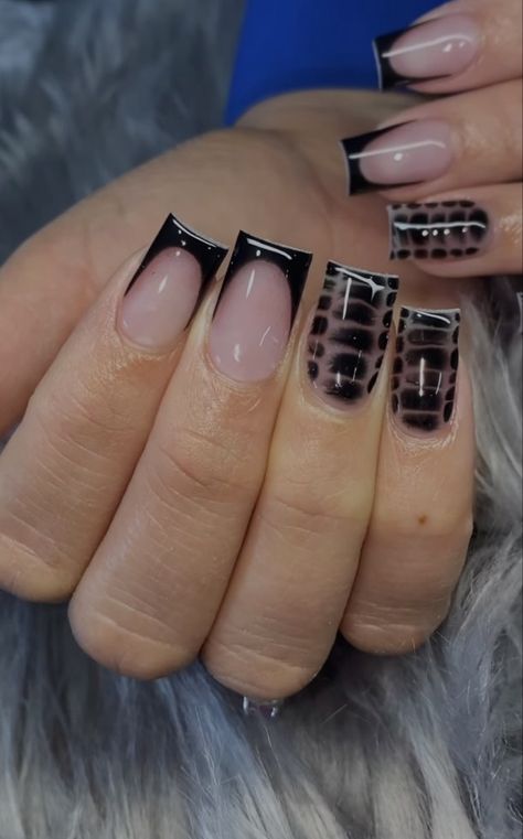 black nails Black Medium Nails Acrylic, Nail Designs Black Square, Cute Square Nails Design, Acrylic Nail Square Designs, Black Design Nails Square, Short Black Acrylics With Design, Baddie Gel Nails Short, Nail Art Ideas Square Nails, Cute Medium Length Nails Acrylic