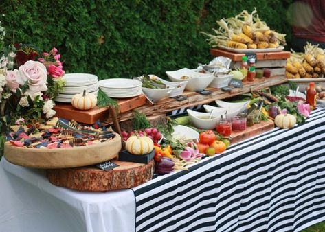 tacobar engagement party Elegant Taco Bar Party Ideas, Mexican Food Display Ideas, Chic Taco Bar, Engagement Party Taco Bar, Engagement Party Buffet Ideas, Engagement Party At Home Food, Easy Engagement Party Food, Engagement Party Menu Ideas Food, Engagement Party Ideas Taco Theme