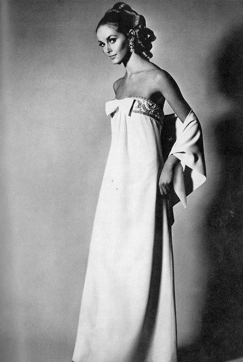 SophiaFollow Elegant strapless white dress with pearl and gold embroidery by Susan Small, photo by Henry Clarke for Vogue 1967 White Dress With Gold Embroidery, White Dress With Pearls, Henry Clarke, Dress Pearl, Dior Collection, Fashion 1960s, White Strapless Dress, Looks Party, Vintage Couture