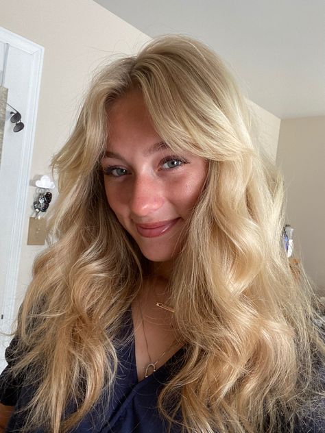 Thick Blonde Hair, Curled Blonde Hair, Soft Blonde Hair, Light Strawberry Blonde, Blonde Layered Hair, Blow Hair, Light Curls, Layered Curly Hair, Blonde Wavy Hair