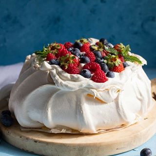 NEW on the blog today!! It’s finally here!!! My best pavlova recipe EVER! I’ve been so excited to share this recipe with you! It’s our favourite summer dessert and an absolute hit with our family and friends!! . . Pavlovas are one of those desserts that is actually kinda simple to make, but easy to mess up so, I’ve also provided 12 tips and tricks to getting the perfect pav every time!!! Find the recipe link in the bio 👆🏻👆🏻👆🏻 . . #thehomecookskitchen https://www.thehomecookskitchen.com/bes Pavlova Meringue Recipe, Best Pavlova Recipe, Christmas Pavlova Recipe, Easy Pavlova Recipe, Best Pavlova, Australian Pavlova Recipe, Oreo Trifle, Summertime Desserts, Dessert Crepes