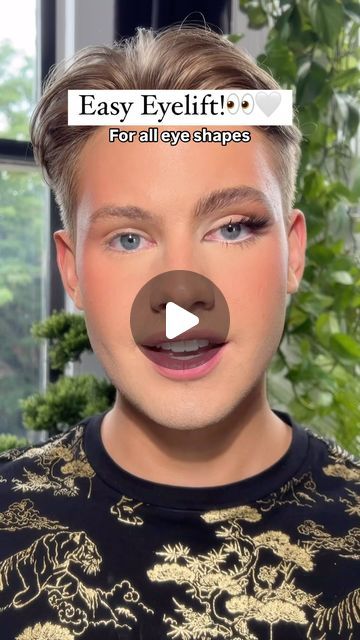 Trevor Barrett | The easiest way to give yourself an Eyelift! Hooded Eye Tips are always my most requested, so bumping up this video!
(Repost of one of my... | Instagram Aging Makeup, Makeup Over 50, Anti Aging Makeup, Makeup Tutorial Eyeliner, Eye Lift, Smink Inspiration, Hooded Eyes, Eye Shapes, Eye Makeup Tutorial