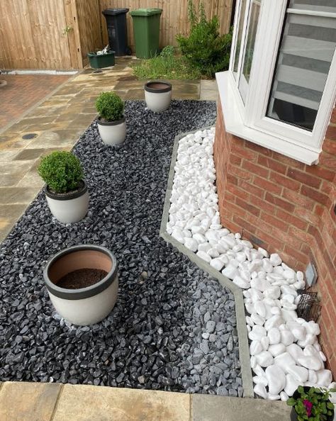 Stones4Gardens makes it super easy for you to decorate the front & back of your house. You can easily achieve this aesthetic. See our catalogue!😁 Open Front Garden Ideas, Pebble Flower Bed, Front Garden With Parking, Diy Garden Projects Budget Backyard, Low Maintenance Front Garden Ideas Uk, Small Front Yard Ideas On A Budget, Low Maintenance Garden Ideas Uk, Small Front Garden Ideas Low Maintenance, Stone Front Garden