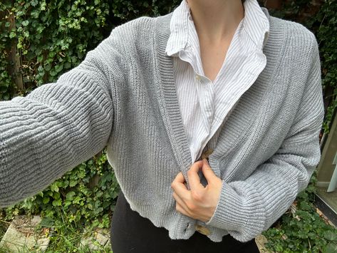 Easily pair a light grey button cardigan with a striped collar shirt for added cute, sheek and even professional style! You csn even go out in this with a cute pair of washed jeans! #work #outfit #casual #style follow for more! Cardigan And Collared Shirt Outfit, Half Cardigan Outfits, Gray Cardigan Outfit, Jeans Work Outfit, Work Outfit Casual, Cropped Cardigan Outfit, Outfits With Grey Cardigan, Cardigan Outfit Aesthetic, Collar Outfits