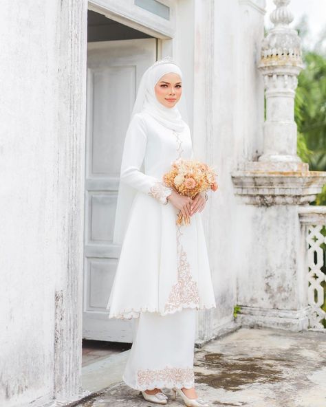 Baju Akad Nikah Muslim Simple, Wedding Kurung, Melayu Wedding Dress, Malaysian Wedding Dress, Melayu Wedding, Malay Wedding Dress, Silver Party Dress, Baju Kahwin, Nikah Outfit