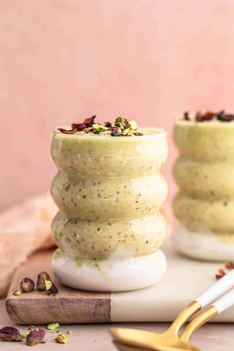 Baklava Overnight Oats, Pistachio Overnight Oats, Pistachio Smoothie, Oat Milk Smoothie, Matcha Overnight Oats, Pistachio Milk, Easy Breakfast Options, Pistachio Recipes, Breakfast Inspiration