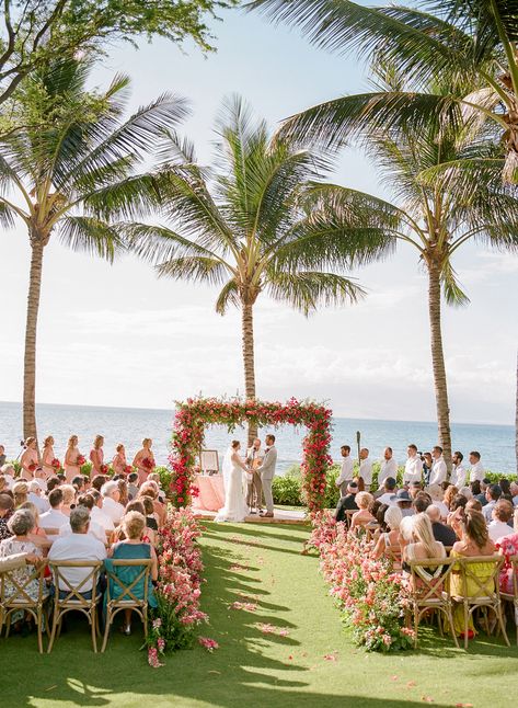 Outdoor Wedding Alter, Eclectic Wedding Invitations, Traditional Vows, Destination Wedding Cost, Hawaii Beach Wedding, Wedding Venues Hawaii, Wedding Alters, Hawaii Weddings, Martha Weddings