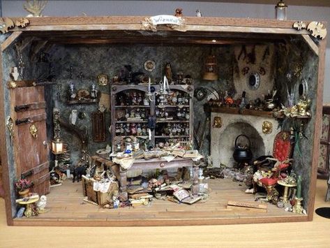 Witches Cottage, Halloween Diorama, Witches House, Dollhouse Halloween, Witch Room, Witch Cottage, Haunted Dollhouse, Halloween Miniatures, Haunted Dolls