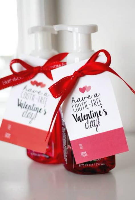 Teacher Gift Guide, Pinterest Valentines, Roses Valentine, Valentinstag Party, Teacher Valentine Gifts, Valentine Gifts For Kids, Valentine Gifts For Husband, Valentines Day Food, Valentines Printables Free