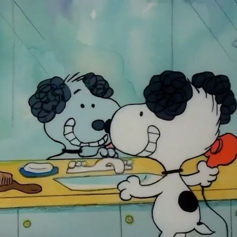 Snoopy Videos, Looking In Mirror, Snoopy Comics, Snoopy Cartoon, Vintage Cartoons, Snoopy Funny, Snoopy Images, Snoopy Wallpaper, Snoopy Pictures