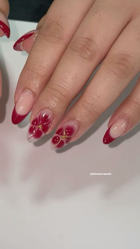 Trendy Nails Red Designs, Flower Nails Inspiration, Nail Design Inspiration Square, Bloom Nail Design, Trendy Nails Ideas 2024 Summer, Red Flower Acrylic Nails, Bloom Nails Art, Trendy Nails Ideas 2024 Summer Almond, Dark Red Flower Nails