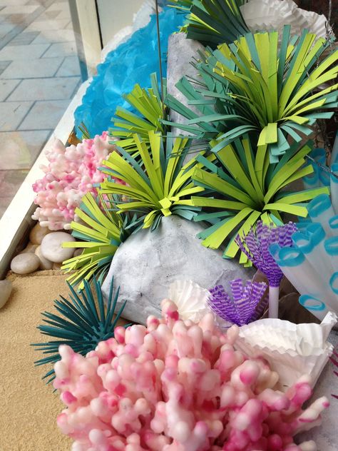 Decoration Theme Marin, Underwater Window, Coral Reef Craft, Porta Halloween, Ocean Diorama, Under The Sea Decorations, Sea Anemones, Ocean Birthday Party, Paper Fish