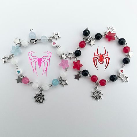 Spiderman Beads Bracelet, Spider Man And Gwen Bracelet, Spiderman Charm Bracelet, Spiderman Kandi Bracelet, Miraculous Bracelet Ideas, Batman Matching Bracelets, Spider Man Gift Ideas Diy, Spider Man Beaded Bracelet, Matching Spiderman Bracelets