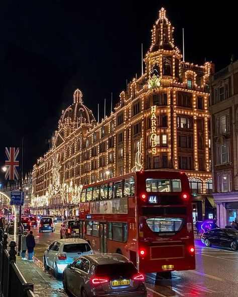 British Lifestyle, Sloane Square, England Aesthetic, Amazing Eyes, Medieval Knights, London Dreams, Living In London, London Baby, London Aesthetic