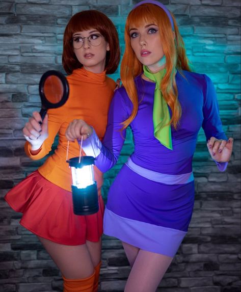 Velma Halloween Costume, Helen Stifler, Velma Costume, Daphne Costume, Daphne And Velma, Carnaval Costume, Pretty Halloween Costumes, Best Friend Halloween Costumes, Bff Halloween Costumes