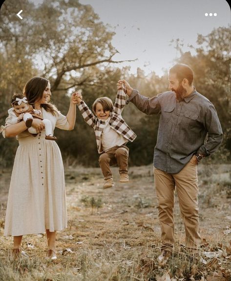 Fall Family Photoshoot Outfits, Fall Photoshoot Family, Fall Family Photoshoot, Fall Photoshoot Ideas, Outdoor Family Photoshoot, Fall Family Outfits, Portret Feminin, Cute Family Photos, Family Photoshoot Poses