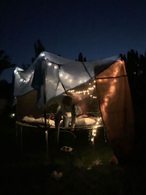 Trampoline Sleepover, Summer Vibes Friends, Outdoor Summer Activities, Swag Couples, Sleep Over, Fun Sleepover Ideas, Sleepover Things To Do, Neon Nights, Sleepover Activities