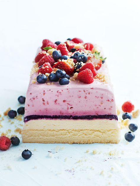 Berry ice-cream slice Christmas Ice Cream Cake, Berry Ice Cream, Christmas Ice Cream, Ice Cream Cake Recipe, Brownie Ice Cream, Donna Hay, Frozen Yoghurt, Beautiful Desserts, Vegan Ice Cream