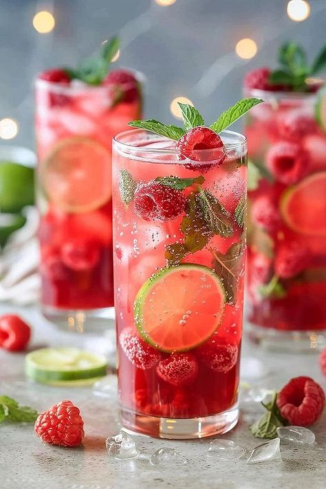 Raspberry Drinks, Drinks Photo, Romantic Cocktails, Raspberry Drink, Mojito Ingredients, Berry Cocktail, Classic Mojito, Raspberry Cocktail, Easy High Protein Meals