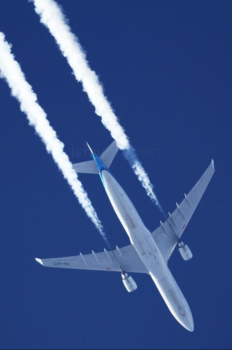 KLM Airbus A330-303 PH-AKD "Plaza de la Catedral - Habana" A330 Wallpaper, Aeroplane Flying, Klm Airlines, Cartoon Airplane, Klm Royal Dutch Airlines, Airplane Wallpaper, Aviation World, Boeing 727, Airbus A330