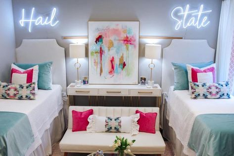 Sorority Dorm Room, Sorority House Rooms, Sorority Room, Pink Dorm Rooms, Preppy Dorm Room, Dream Dorm Room, Dorm Room Styles, Pink Dorm, College Room Decor