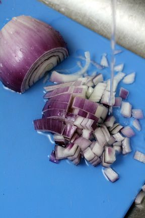 How to Chop an Onion Without Crying – Kitchen Trick Chocolate Pumpkin Bread, Freezer Cooking Recipes, Weekly Meal Plans, Kitchen Basics, Cooking Photos, Recipe Cookbook, Cooking Tutorials, Cooking Advice, Onion Recipes