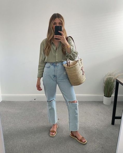 Trendy Button Down Outfits, Casual Outdoor Outfit Summer, Old Navy Style, Mum Style 2023, Spring Mom Outfits 2024, Summer Church Outfits For Women, Mom Outfit Summer, Summer Mom Outfits, Casual Mom Outfits