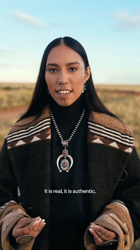 “This Is Incredible”: People React To New Ralph Lauren Collection Celebrating Indigenous Fashion Native American Outfit Women, Naomi Glasses, Fashion Asthetic Picture, Worldbuilding Clothes, Indigenous Aesthetic, Double Rr, Quannah Chasinghorse, Sketches Fashion Design, Trends 2024 Fashion