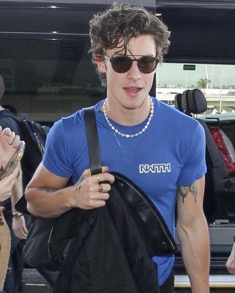 Guys Wearing Pearls, Necklace With Shirt, Sean Mendes, Pearl Necklace Outfit, Mens Pearl Necklace, How To Wear Pearls, Pearl Necklace Men, Wearing Pearls, Boys Necklace