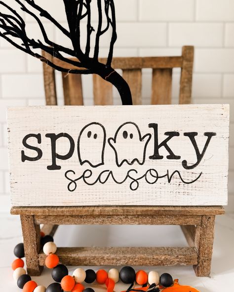 𝐍 𝐄 𝐖 𝐅𝐀𝐋𝐋 𝐬𝐢𝐠𝐧𝐬 🎃👻🍂 These are all new for the ‘24 season + I might have a few more up my sleeve 🫢 What one is your favorite?! Boo To You or Sp👻👻ky season for me! These are available on my website + Etsy shop for all of my early fall lovers like me! 🤍 . . . #halloweenhomedecor #fallhomedecor #handpaintedsigns #woodsignmaker #cozyhomedecor #farmhousefalldecor #falltieredtray Wood Plank Halloween Decor, Ghost Wood Sign, Small Halloween Signs Wooden, Halloween Wall Signs, Wood Signs Halloween, Funny Halloween Signs Diy, Hand Painted Halloween Signs, Trending Halloween Decor, Halloween Signs And Sayings Diy